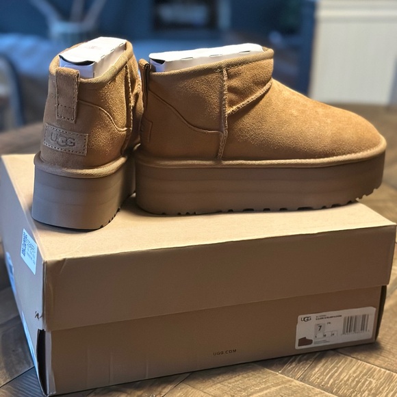 UGG Women’s Ultra Mini Classic Platform Boot - Picture 2 of 4